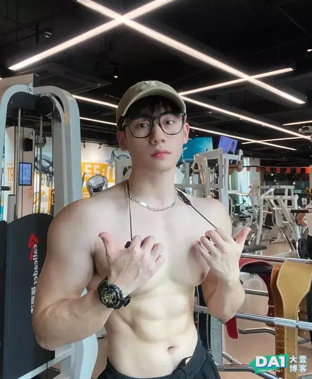 颜值高,身材棒,健壮体型阳刚酷帅,白净肌肤连女生都有点羡慕了 颜值高,身材棒,健壮体型阳刚酷帅,白净肌肤连女生都有点羡慕了