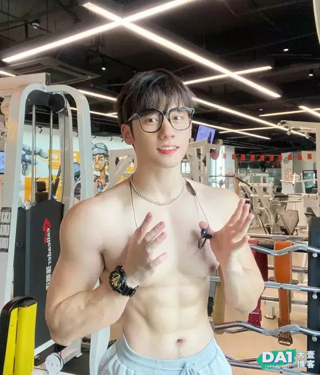 颜值高,身材棒,健壮体型阳刚酷帅,白净肌肤连女生都有点羡慕了 颜值高,身材棒,健壮体型阳刚酷帅,白净肌肤连女生都有点羡慕了
