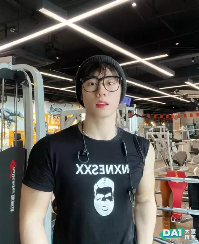 颜值高,身材棒,健壮体型阳刚酷帅,白净肌肤连女生都有点羡慕了 颜值高,身材棒,健壮体型阳刚酷帅,白净肌肤连女生都有点羡慕了
