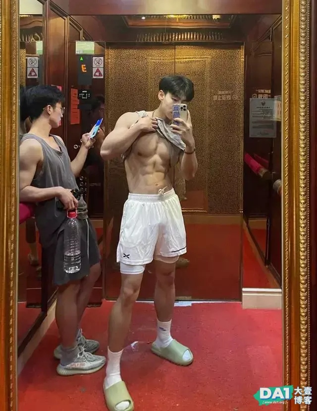 身高185CM运动型体育生,瘦高身材线条竟然这么好看,有点羡慕哦 身高185CM运动型体育生,瘦高身材线条竟然这么好看,有点羡慕哦