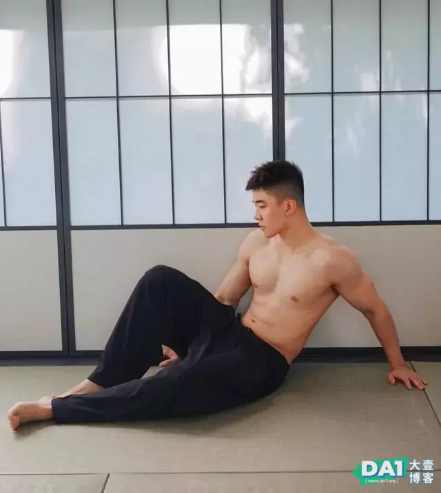 奶味十足的外形,英俊帅气的五官,像00后的健硕小哥哥,身材迷人 奶味十足的外形,英俊帅气的五官,像00后的健硕小哥哥,身材迷人