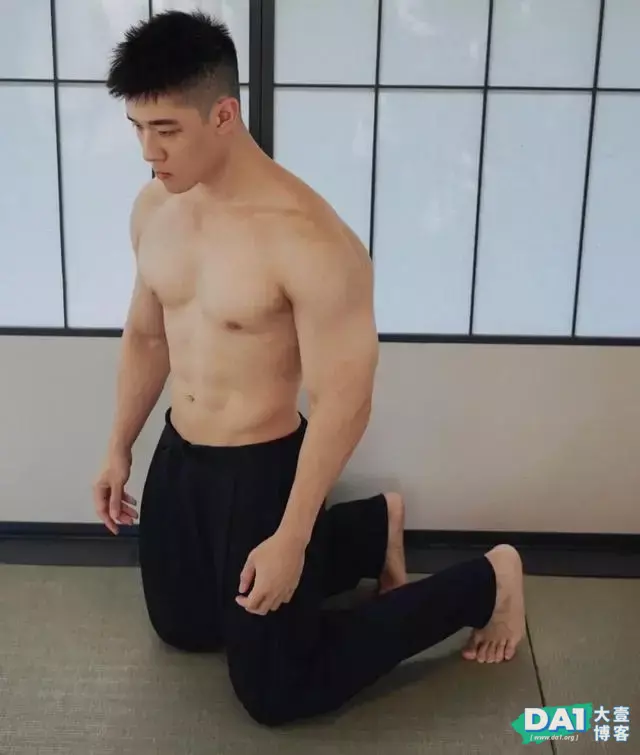 奶味十足的外形,英俊帅气的五官,像00后的健硕小哥哥,身材迷人 奶味十足的外形,英俊帅气的五官,像00后的健硕小哥哥,身材迷人