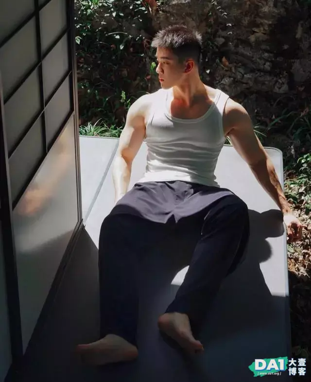 奶味十足的外形,英俊帅气的五官,像00后的健硕小哥哥,身材迷人 奶味十足的外形,英俊帅气的五官,像00后的健硕小哥哥,身材迷人