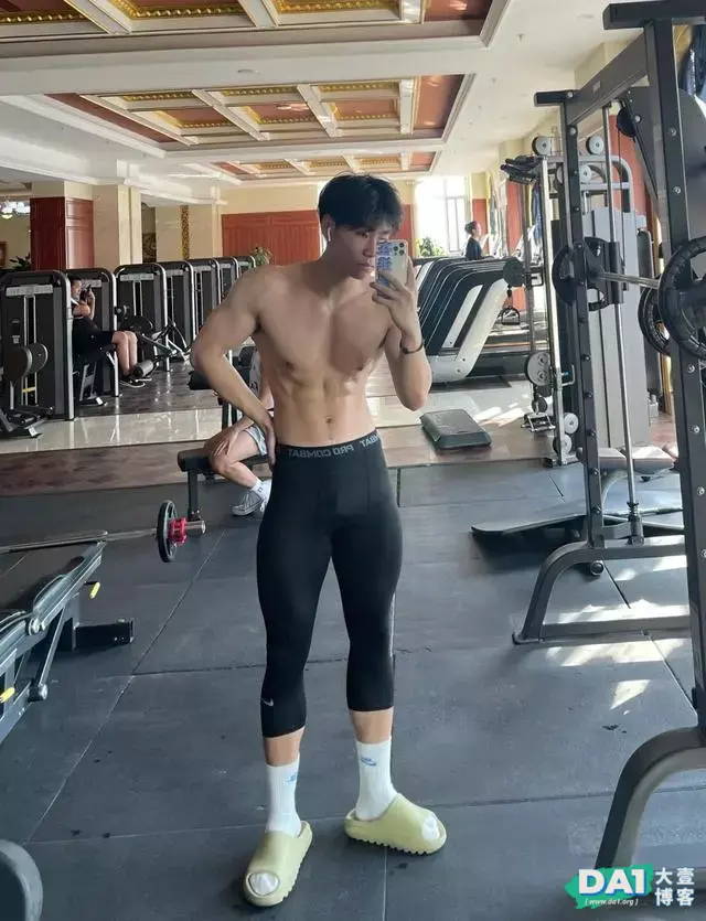 身高185CM运动型体育生,瘦高身材线条竟然这么好看,有点羡慕哦 身高185CM运动型体育生,瘦高身材线条竟然这么好看,有点羡慕哦