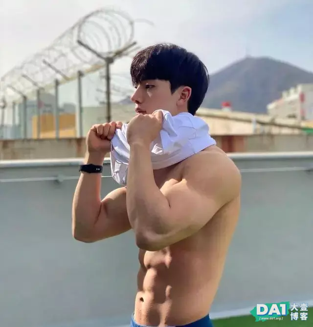 清秀帅气的容颜与健美身材,浑身散发青春气质,这样的男生很有型 清秀帅气的容颜与健美身材,浑身散发青春气质,这样的男生很有型