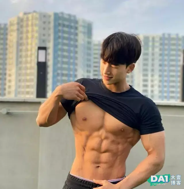 清秀帅气的容颜与健美身材,浑身散发青春气质,这样的男生很有型 清秀帅气的容颜与健美身材,浑身散发青春气质,这样的男生很有型