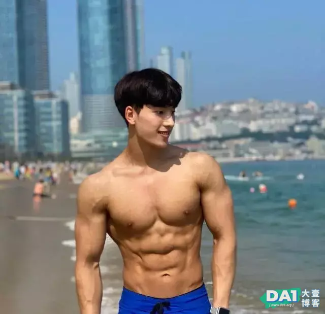 清秀帅气的容颜与健美身材,浑身散发青春气质,这样的男生很有型 清秀帅气的容颜与健美身材,浑身散发青春气质,这样的男生很有型