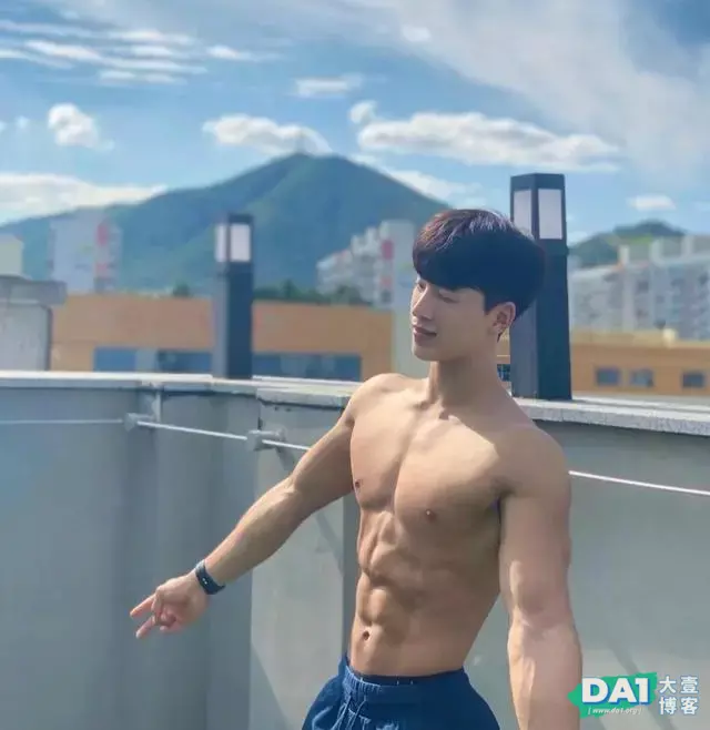 清秀帅气的容颜与健美身材,浑身散发青春气质,这样的男生很有型 清秀帅气的容颜与健美身材,浑身散发青春气质,这样的男生很有型