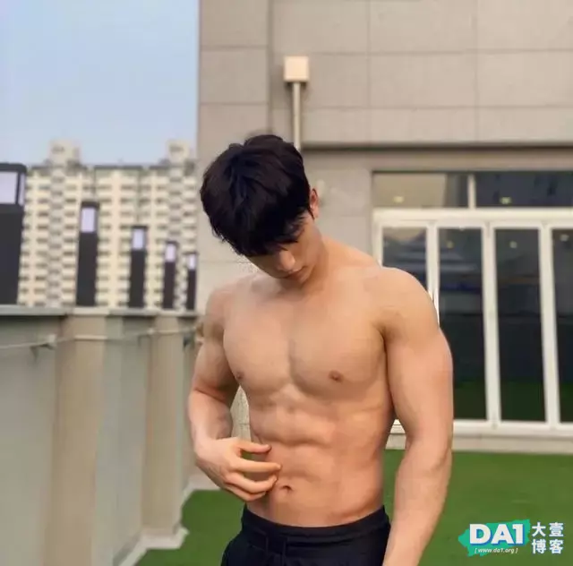 清秀帅气的容颜与健美身材,浑身散发青春气质,这样的男生很有型 清秀帅气的容颜与健美身材,浑身散发青春气质,这样的男生很有型