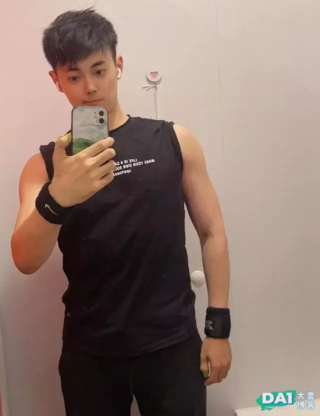 南京体院游泳健将,肌肤白净爱自拍,一张稚嫩的脸更显清纯可爱! 南京体院游泳健将,肌肤白净爱自拍,一张稚嫩的脸更显清纯可爱!