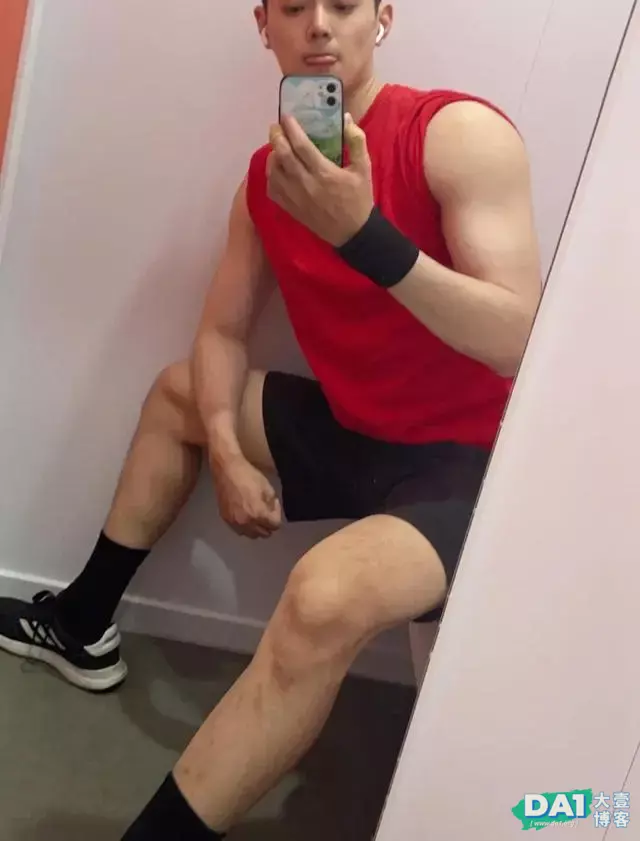 南京体院游泳健将,肌肤白净爱自拍,一张稚嫩的脸更显清纯可爱! 南京体院游泳健将,肌肤白净爱自拍,一张稚嫩的脸更显清纯可爱!