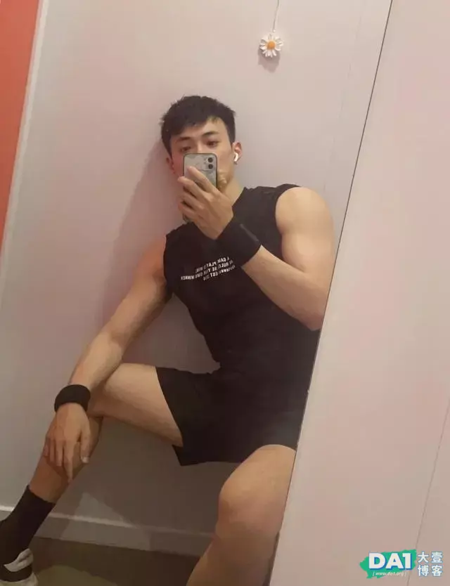 南京体院游泳健将,肌肤白净爱自拍,一张稚嫩的脸更显清纯可爱! 南京体院游泳健将,肌肤白净爱自拍,一张稚嫩的脸更显清纯可爱!