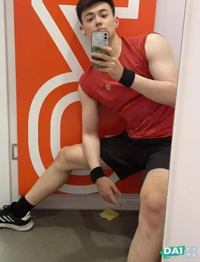 南京体院游泳健将,肌肤白净爱自拍,一张稚嫩的脸更显清纯可爱! 南京体院游泳健将,肌肤白净爱自拍,一张稚嫩的脸更显清纯可爱!