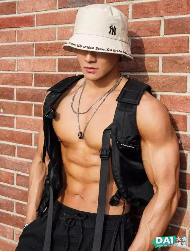 结实的肌肉,健硕的身材,就算长相一般的男生,依然魅力值满分! 结实的肌肉,健硕的身材,就算长相一般的男生,依然魅力值满分!