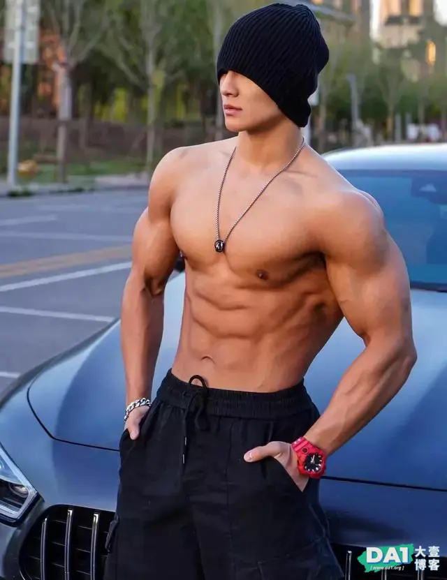 结实的肌肉,健硕的身材,就算长相一般的男生,依然魅力值满分! 结实的肌肉,健硕的身材,就算长相一般的男生,依然魅力值满分!