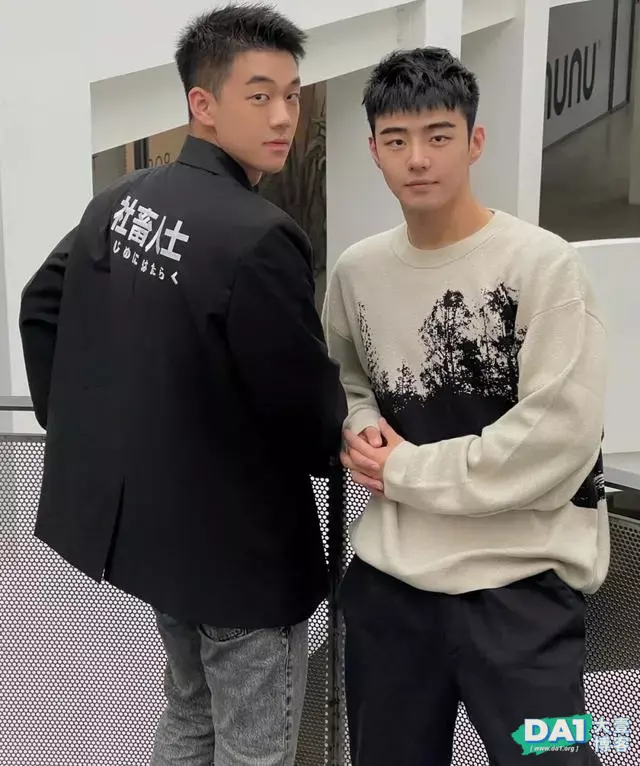 生活中俊秀又爱笑的小哥哥,和室友同框合影,满脸的青春与活力! 生活中俊秀又爱笑的小哥哥,和室友同框合影,满脸的青春与活力!