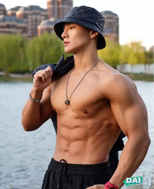 结实的肌肉,健硕的身材,就算长相一般的男生,依然魅力值满分! 结实的肌肉,健硕的身材,就算长相一般的男生,依然魅力值满分!