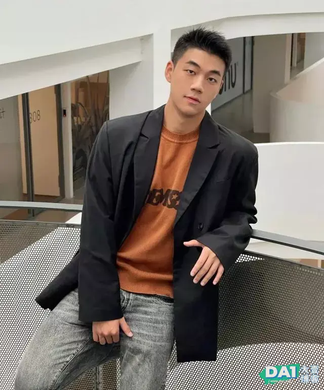 生活中俊秀又爱笑的小哥哥,和室友同框合影,满脸的青春与活力! 生活中俊秀又爱笑的小哥哥,和室友同框合影,满脸的青春与活力!