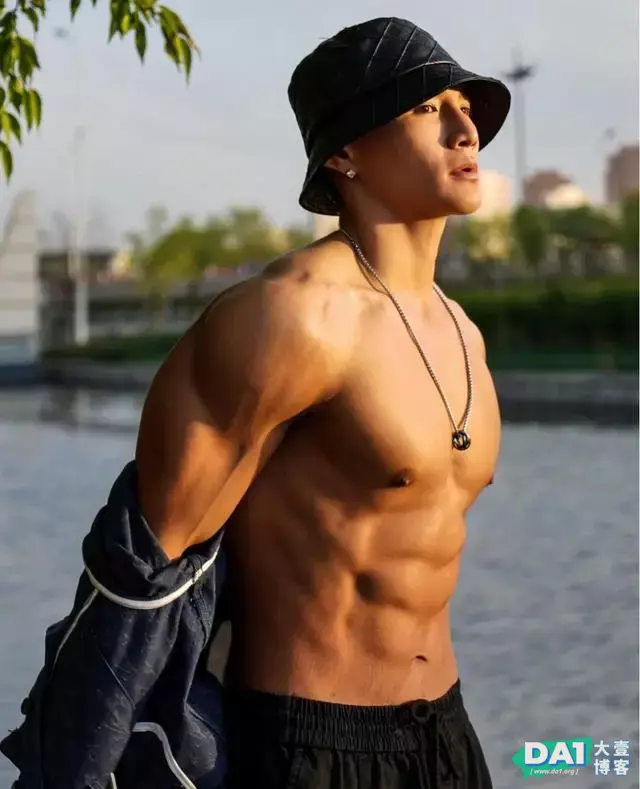 结实的肌肉,健硕的身材,就算长相一般的男生,依然魅力值满分! 结实的肌肉,健硕的身材,就算长相一般的男生,依然魅力值满分!