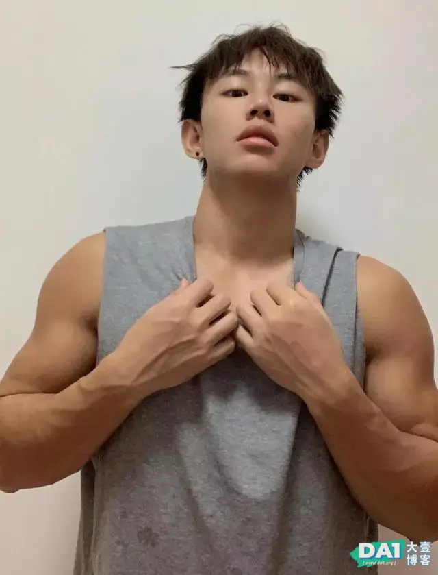 长相酷似日韩“混血儿”健壮肌肉小哥哥,稚嫩五官,让人爱不释手 长相酷似日韩“混血儿”健壮肌肉小哥哥,稚嫩五官,让人爱不释手