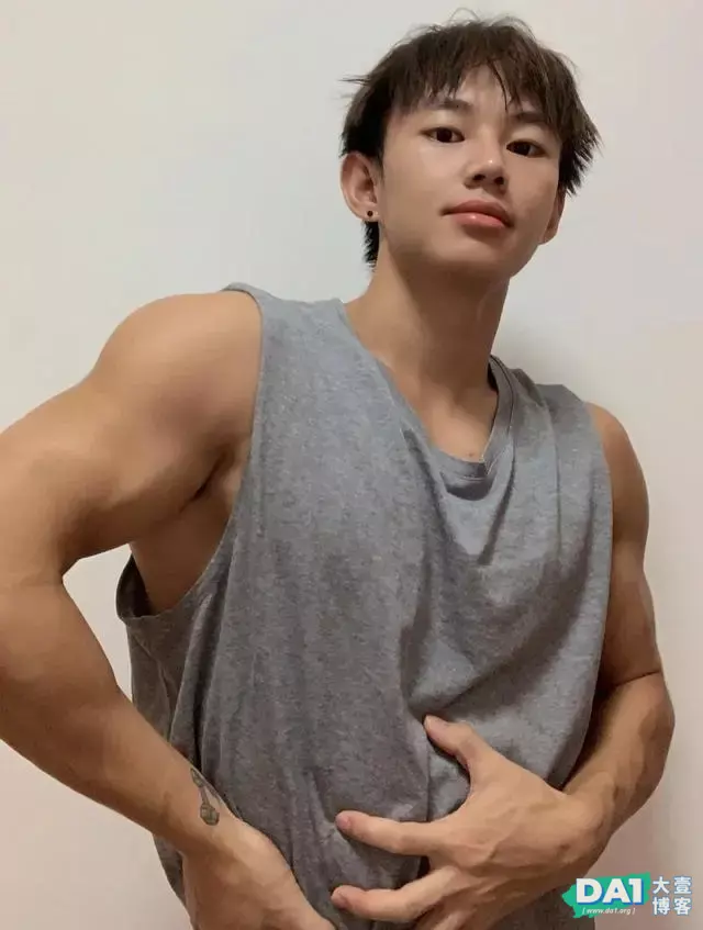 长相酷似日韩“混血儿”健壮肌肉小哥哥,稚嫩五官,让人爱不释手 长相酷似日韩“混血儿”健壮肌肉小哥哥,稚嫩五官,让人爱不释手
