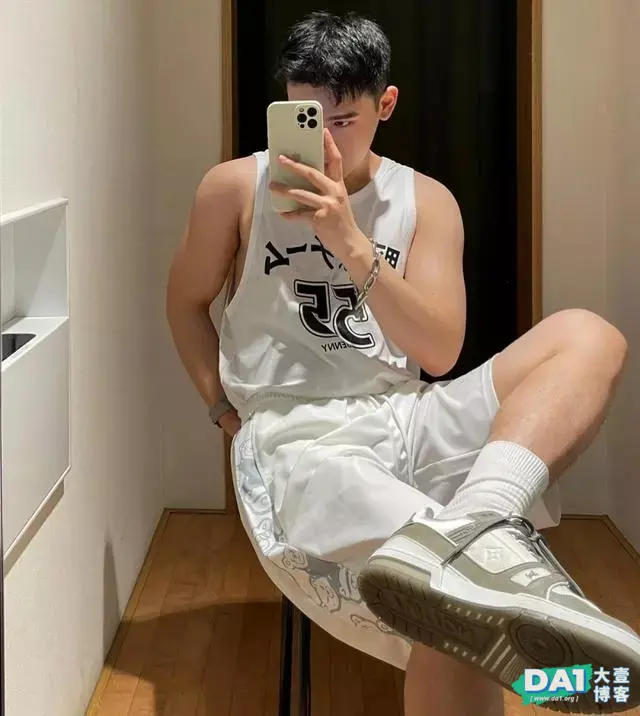 清纯阳光、健壮有型的00后体育生,生活自拍照,这颜值让人心动! 清纯阳光、健壮有型的00后体育生,生活自拍照,这颜值让人心动!