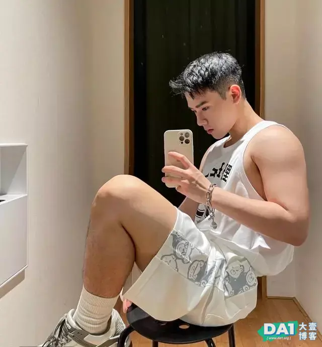 清纯阳光、健壮有型的00后体育生,生活自拍照,这颜值让人心动! 清纯阳光、健壮有型的00后体育生,生活自拍照,这颜值让人心动!