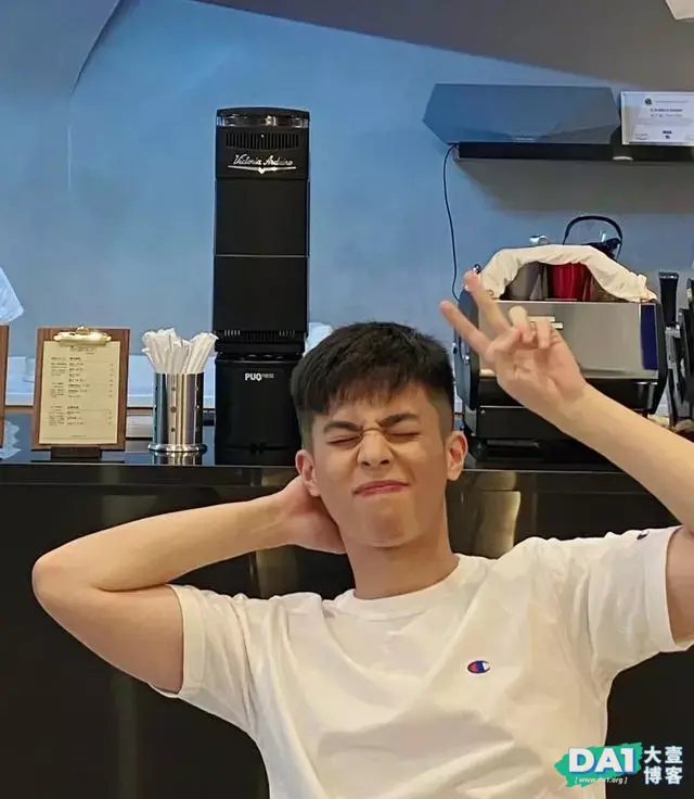 校草级痞帅00后青春少年,神仙颜值小哥哥,看起来很好欺负的样子 校草级痞帅00后青春少年,神仙颜值小哥哥,看起来很好欺负的样子