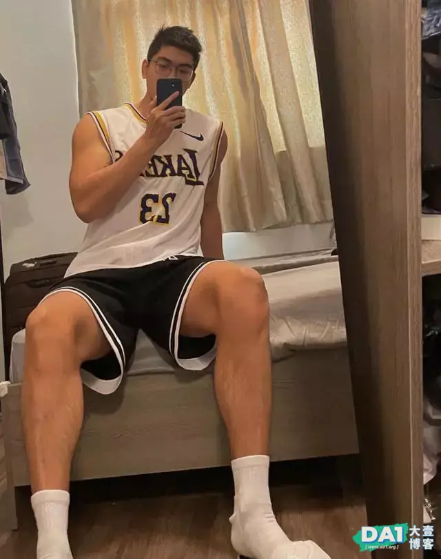 是球服少年也是正装帅男,高帅健壮的男生是你理想的男友身材吗? 是球服少年也是正装帅男,高帅健壮的男生是你理想的男友身材吗?