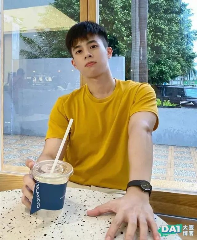 校草级痞帅00后青春少年,神仙颜值小哥哥,看起来很好欺负的样子 校草级痞帅00后青春少年,神仙颜值小哥哥,看起来很好欺负的样子