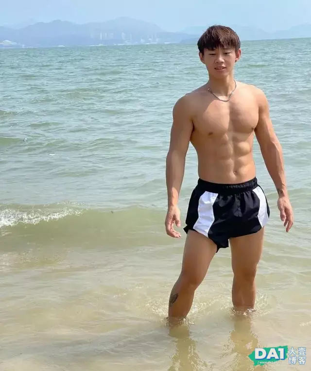 拥有健美身材的小哥哥,记录假期里旅游随拍,海滩嬉戏享受生活! 拥有健美身材的小哥哥,记录假期里旅游随拍,海滩嬉戏享受生活!