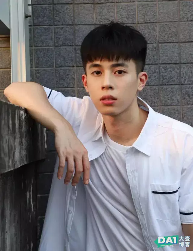 校草级痞帅00后青春少年,神仙颜值小哥哥,看起来很好欺负的样子 校草级痞帅00后青春少年,神仙颜值小哥哥,看起来很好欺负的样子