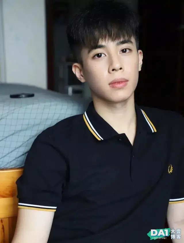 校草级痞帅00后青春少年,神仙颜值小哥哥,看起来很好欺负的样子 校草级痞帅00后青春少年,神仙颜值小哥哥,看起来很好欺负的样子