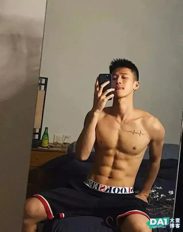 郑州大学体院篮球帅哥,撩衣竟有六块腹肌,身材结实匀称很是性感 郑州大学体院篮球帅哥,撩衣竟有六块腹肌,身材结实匀称很是性感