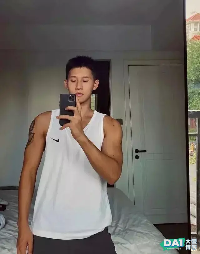 郑州大学体院篮球帅哥,撩衣竟有六块腹肌,身材结实匀称很是性感 郑州大学体院篮球帅哥,撩衣竟有六块腹肌,身材结实匀称很是性感