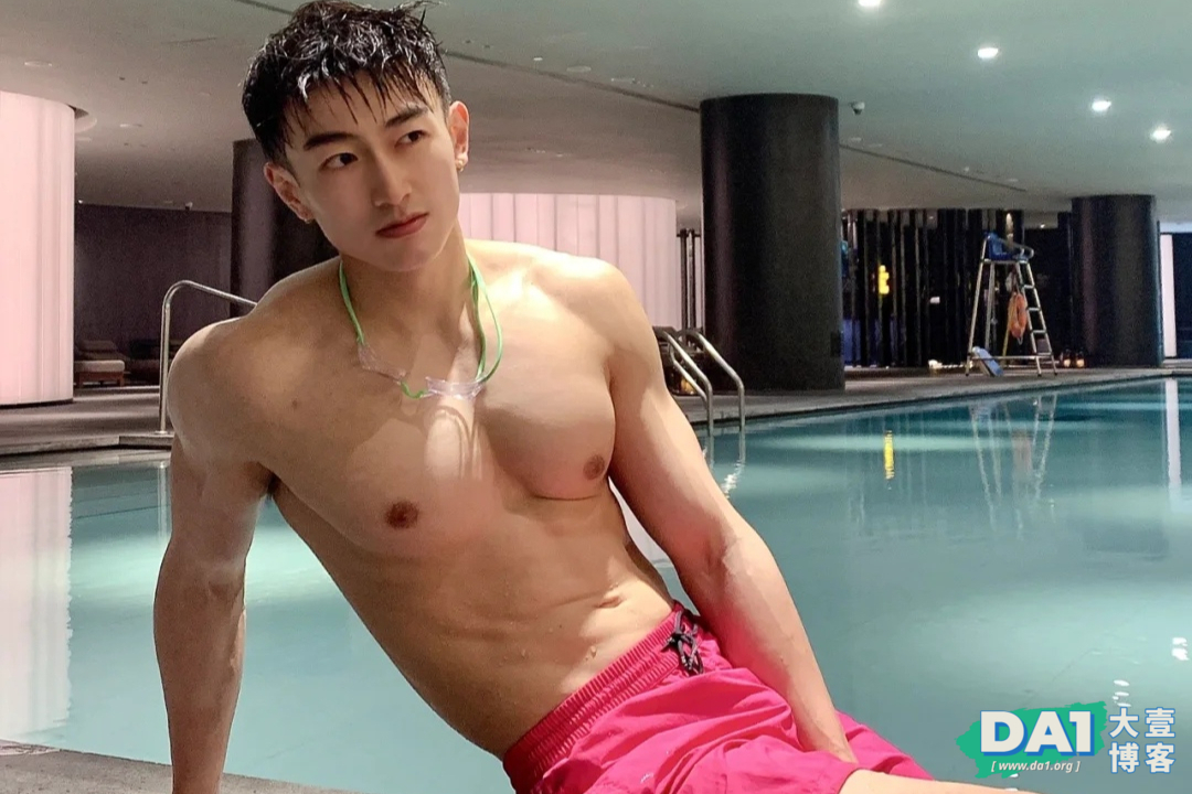 喜欢游泳、爱好健身的白净小奶狗，瘦高的身材显得更有男人魅力！-大壹博客