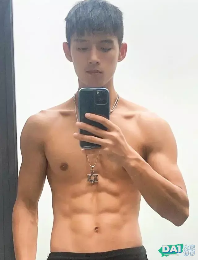 奶凶的肌肉网红小哥,能奶能狼还超甜的宝藏男孩,是你的男友吗? 奶凶的肌肉网红小哥,能奶能狼还超甜的宝藏男孩,是你的男友吗?