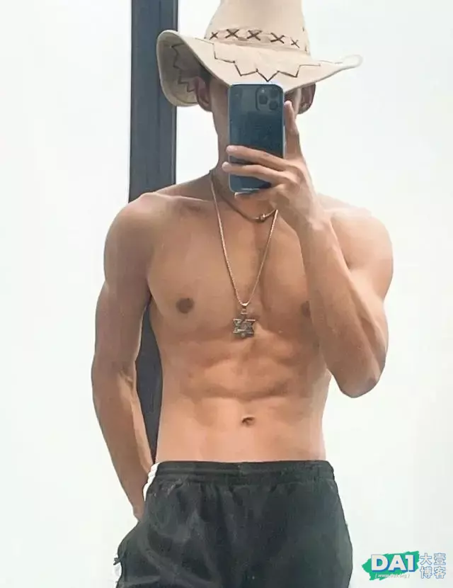 奶凶的肌肉网红小哥,能奶能狼还超甜的宝藏男孩,是你的男友吗? 奶凶的肌肉网红小哥,能奶能狼还超甜的宝藏男孩,是你的男友吗?
