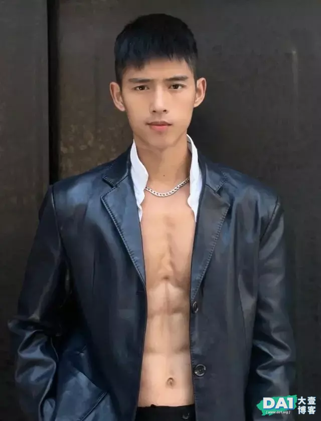 奶凶的肌肉网红小哥,能奶能狼还超甜的宝藏男孩,是你的男友吗? 奶凶的肌肉网红小哥,能奶能狼还超甜的宝藏男孩,是你的男友吗?
