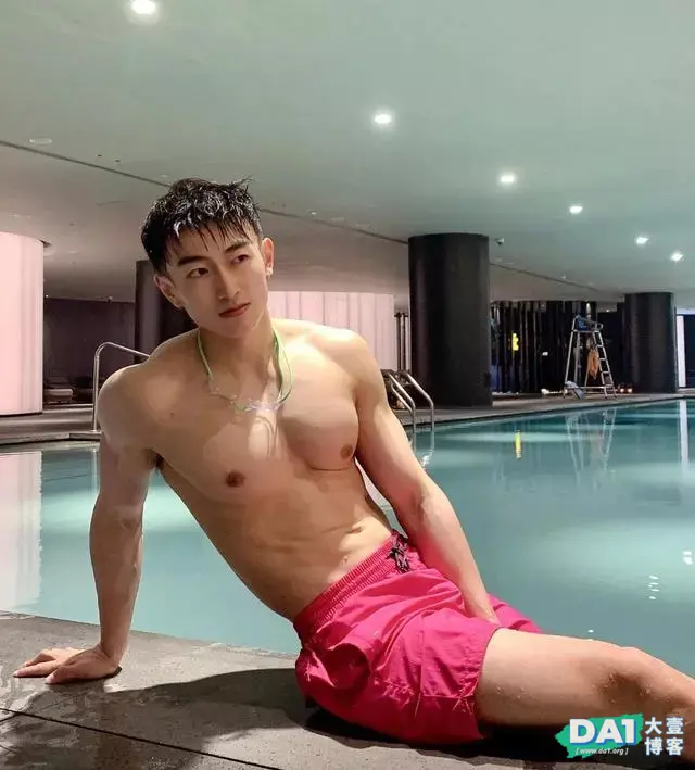 喜欢游泳、爱好健身的白净小奶狗,瘦高的身材显得更有男人魅力! 喜欢游泳、爱好健身的白净小奶狗,瘦高的身材显得更有男人魅力!