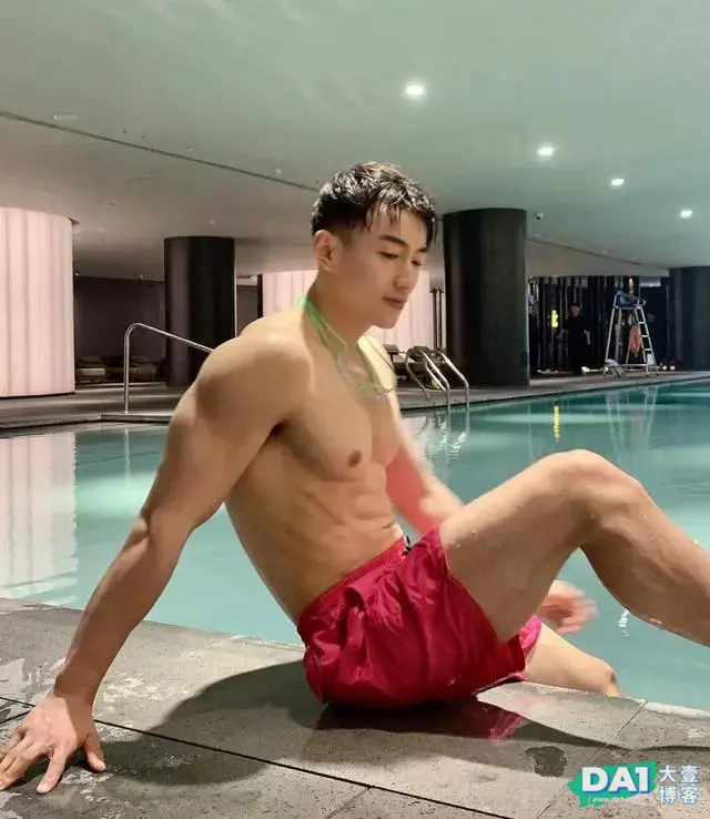 喜欢游泳、爱好健身的白净小奶狗,瘦高的身材显得更有男人魅力! 喜欢游泳、爱好健身的白净小奶狗,瘦高的身材显得更有男人魅力!