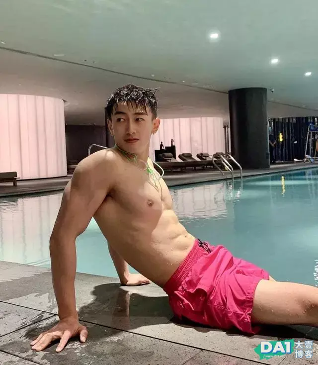 喜欢游泳、爱好健身的白净小奶狗,瘦高的身材显得更有男人魅力! 喜欢游泳、爱好健身的白净小奶狗,瘦高的身材显得更有男人魅力!