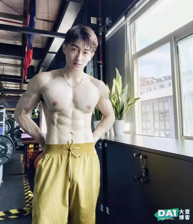 喜欢游泳、爱好健身的白净小奶狗,瘦高的身材显得更有男人魅力! 喜欢游泳、爱好健身的白净小奶狗,瘦高的身材显得更有男人魅力!