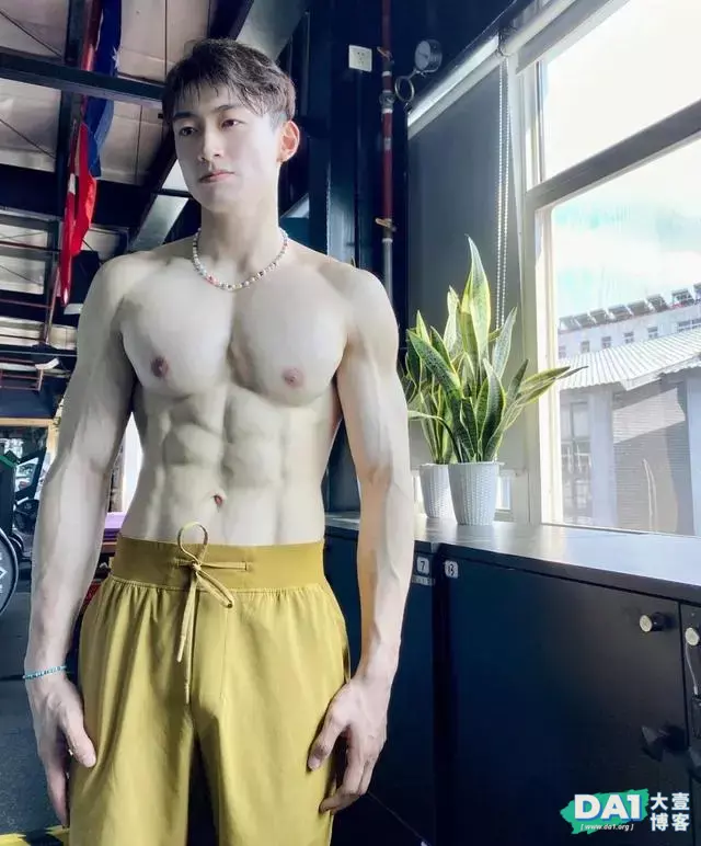 喜欢游泳、爱好健身的白净小奶狗,瘦高的身材显得更有男人魅力! 喜欢游泳、爱好健身的白净小奶狗,瘦高的身材显得更有男人魅力!