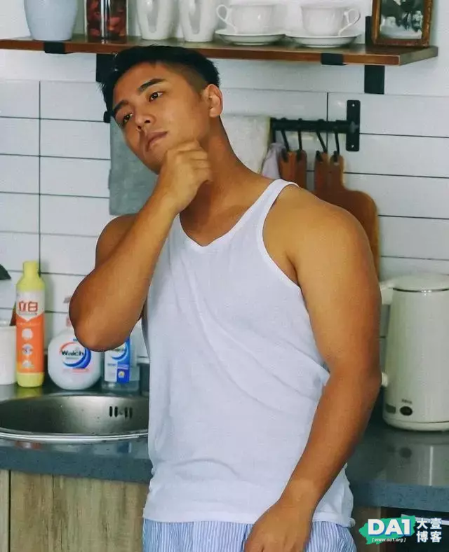 清爽干净的健美男模,棕色的肌肤,健壮身材,立体的五官更显英俊 清爽干净的健美男模,棕色的肌肤,健壮身材,立体的五官更显英俊