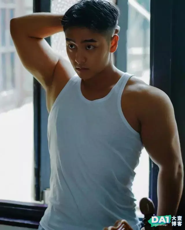 清爽干净的健美男模,棕色的肌肤,健壮身材,立体的五官更显英俊 清爽干净的健美男模,棕色的肌肤,健壮身材,立体的五官更显英俊
