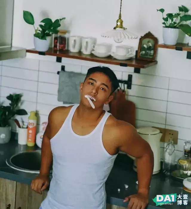 清爽干净的健美男模,棕色的肌肤,健壮身材,立体的五官更显英俊 清爽干净的健美男模,棕色的肌肤,健壮身材,立体的五官更显英俊