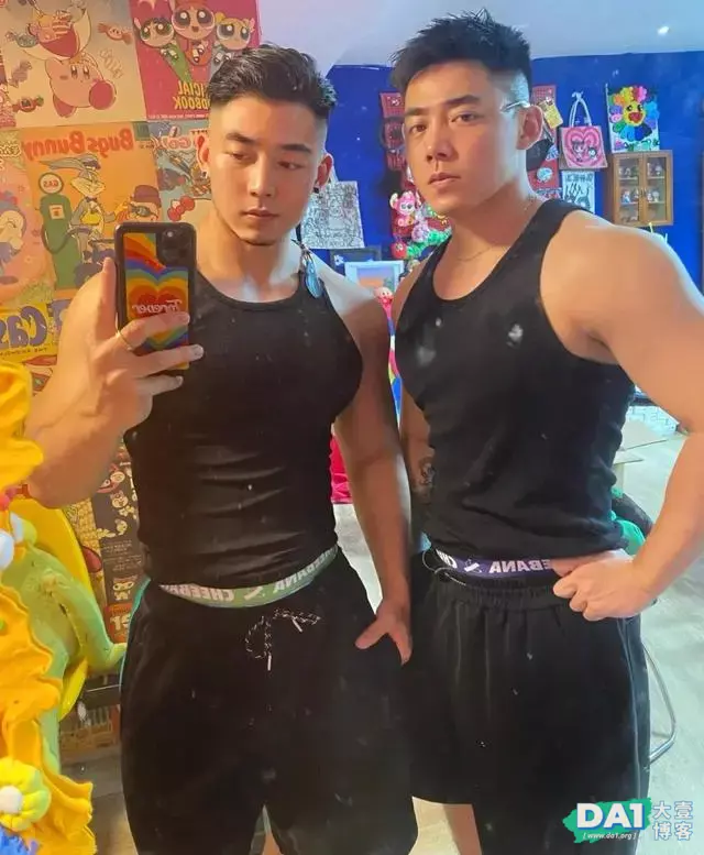 阳光帅气的哥哥和弟弟同框合照,这身材有点壮,画面暖暖的太美了 阳光帅气的哥哥和弟弟同框合照,这身材有点壮,画面暖暖的太美了