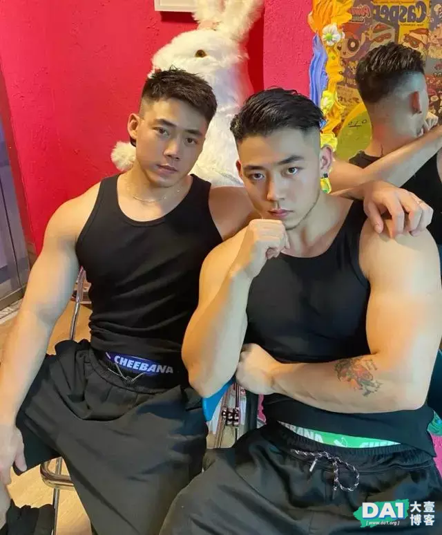 阳光帅气的哥哥和弟弟同框合照,这身材有点壮,画面暖暖的太美了 阳光帅气的哥哥和弟弟同框合照,这身材有点壮,画面暖暖的太美了