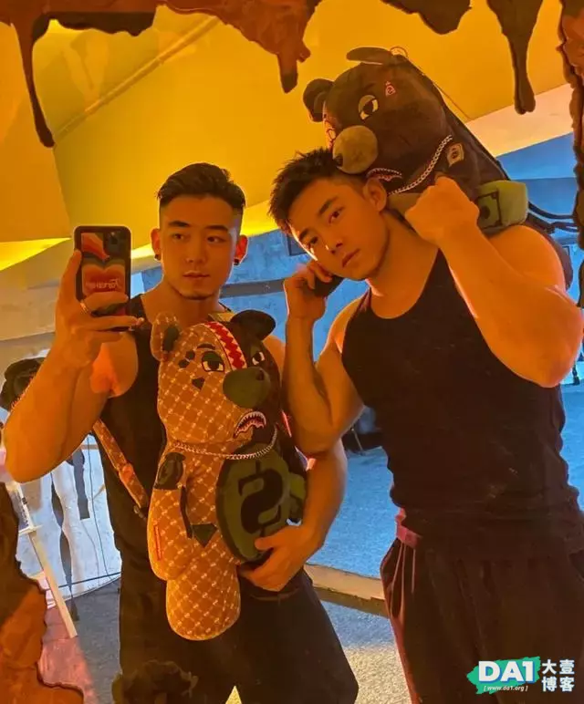 阳光帅气的哥哥和弟弟同框合照,这身材有点壮,画面暖暖的太美了 阳光帅气的哥哥和弟弟同框合照,这身材有点壮,画面暖暖的太美了